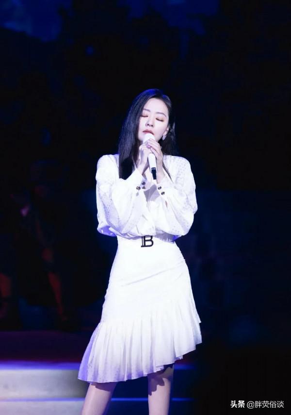 唱歌時候的張靚穎真的感覺在發光，自信的女人最美麗
