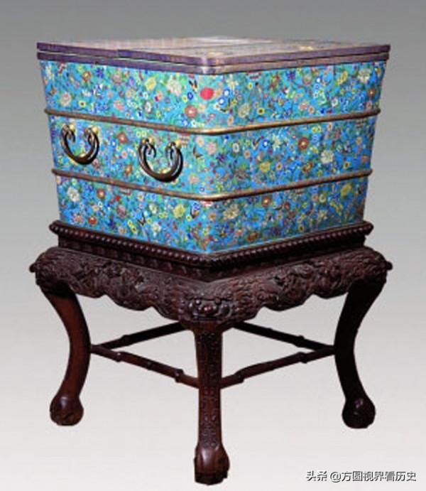 跑到故宮捐冰箱,專家:這是乾隆御用冰箱,捐贈者:在家沒地兒放 跑到故宮捐冰箱,專家:這是乾隆御用冰箱,捐贈者:在家沒地兒放