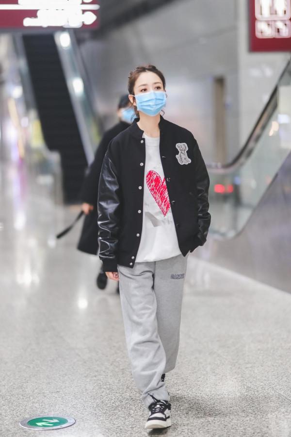 佟麗婭休閒風現身成都機場，國潮上身心情舒暢