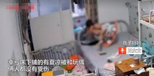 山東一姐弟倆在床上騎玩具馬，腳蹬太用力，直接頭朝下摔到地上