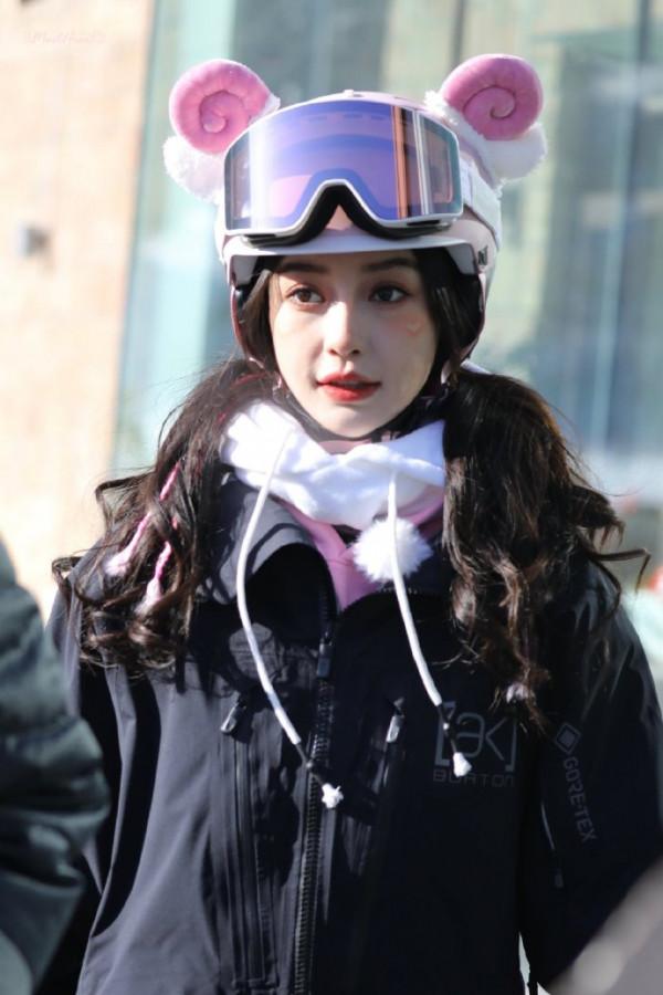Angelababy羊角頭盔造型元氣滿滿 愛心腮紅妝少女感十足