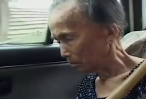 當年，八旬失明老婦在女兒家住豬圈，後又在深冬被女兒丟在野外
