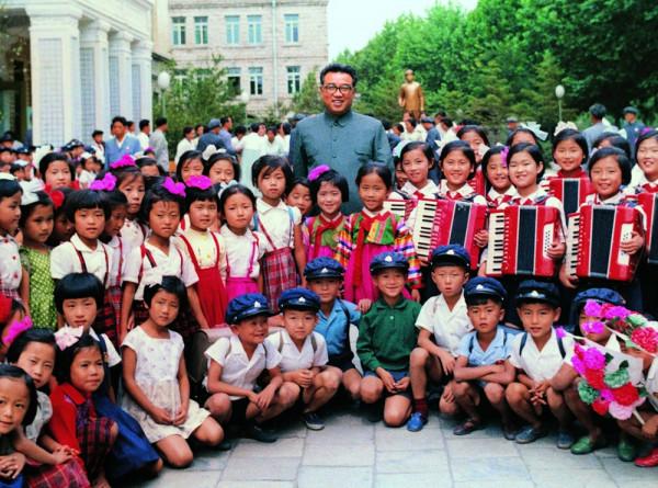 朝鮮圖片展：金日成與兒童們在一起