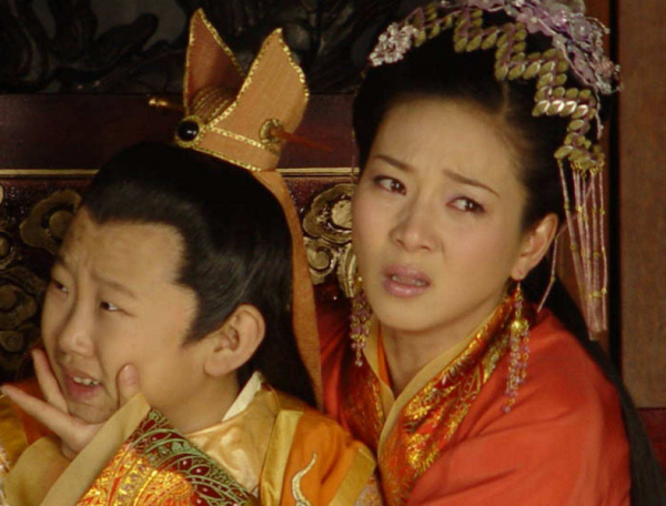 明星侯祥：9歲停止發育，36歲身高不到1米6，和妻子同框像母子