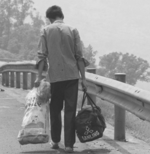 湖北87歲怪老頭，在墓中與死人共住30年，聲稱：人比鬼可怕