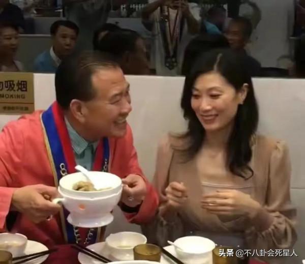 過氣港星走穴群像:黃日華穿西裝拉弓,67歲李國麟縣城賣唱 過氣港星走穴群像:黃日華穿西裝拉弓,67歲李國麟縣城賣唱