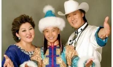 還記得聽不懂的“吉祥三寶”嗎，男主已離世，女主在堅持音樂