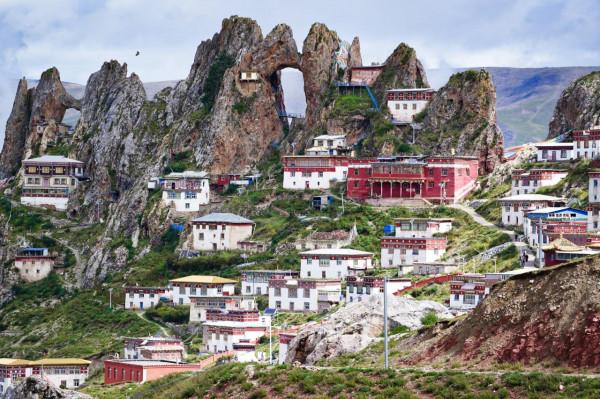 西藏海拔4800米高山上，又長出6座奇峰，藏族人在懸崖上建滿房子