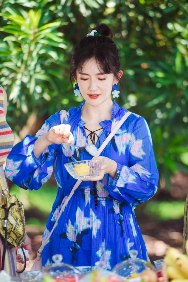 謝娜是真的會“裝嫩”，藍色印花裙搭配花朵耳環，一點不像39歲