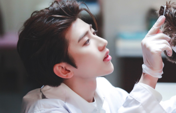 蔡徐坤挑戰新造型，跟以往的小鮮肉相比，滿滿的搖滾風