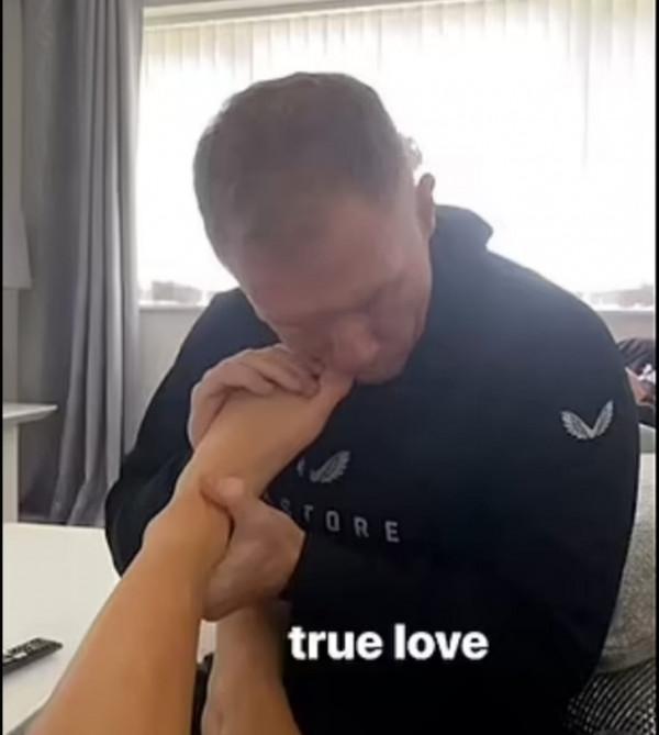 保羅斯科爾斯在社交媒體上被嘲笑 20歲的女兒釋出他咀嚼她的腳趾甲 保羅斯科爾斯在社交媒體上被嘲笑 20歲的女兒釋出他咀嚼她的腳趾甲