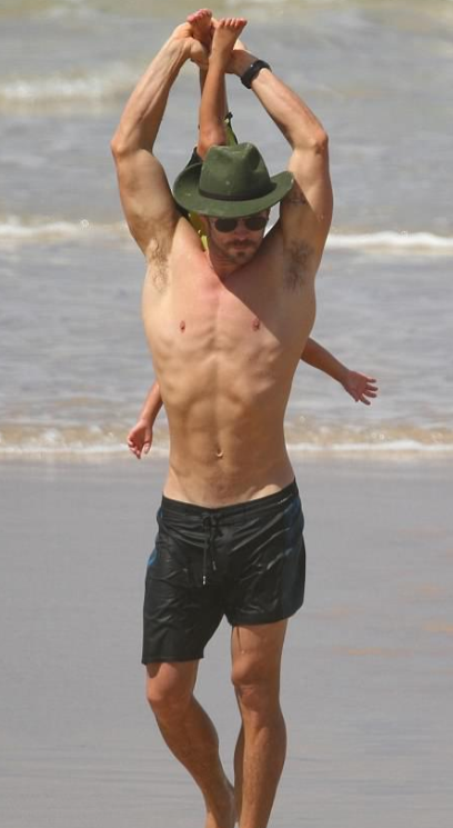 好萊塢模範夫妻：雷神愛上大7歲美女，摟著矮30公分嬌妻甜蜜11年