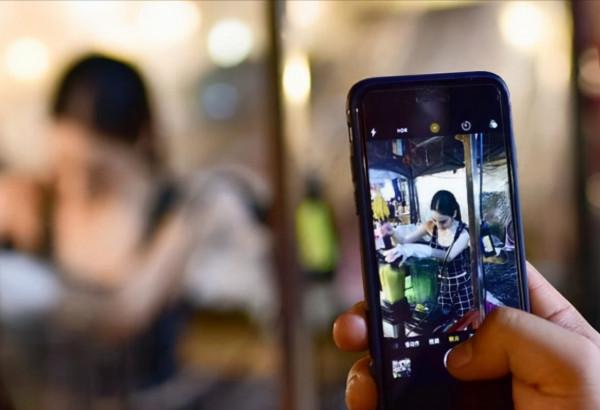 中國遊客去泰國旅遊,圍觀水果西施,網友:就這顏值還西施? 中國遊客去泰國旅遊,圍觀水果西施,網友:就這顏值還西施?