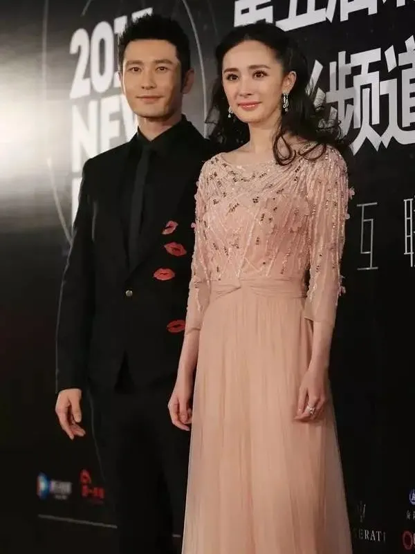 吉娜左右亂晃，趙露思鴕鳥頸，楊冪愛駝背，儀態短板濾鏡也難救