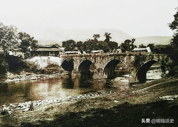 一百多年前，一個小尼姑被害，引出連環奇案，告誡世人什麼是報應