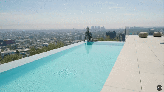 3.5億山頂豪宅佔地2.2畝 屋主竟然為豪車建了個展廳