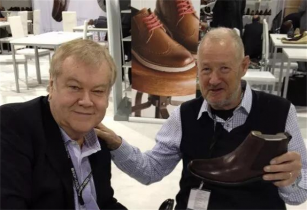 69歲英國富豪娶中國外賣員，連生三娃，多年專追中國女性