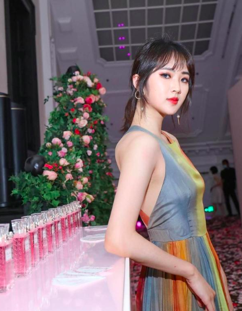 華為千金姚安娜真替老爸長臉，穿彩虹裙華麗高階，豪門出身真不假