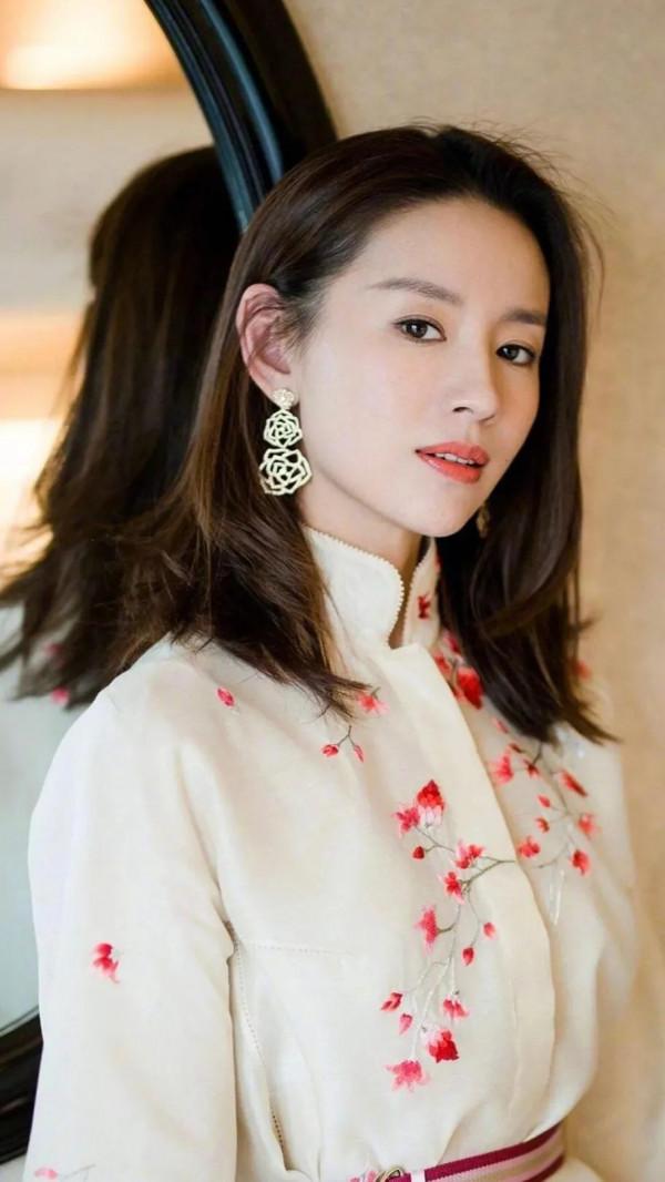 白蓮花董潔，把潘粵明害的那麼慘，一手好牌打的稀巴爛，活該