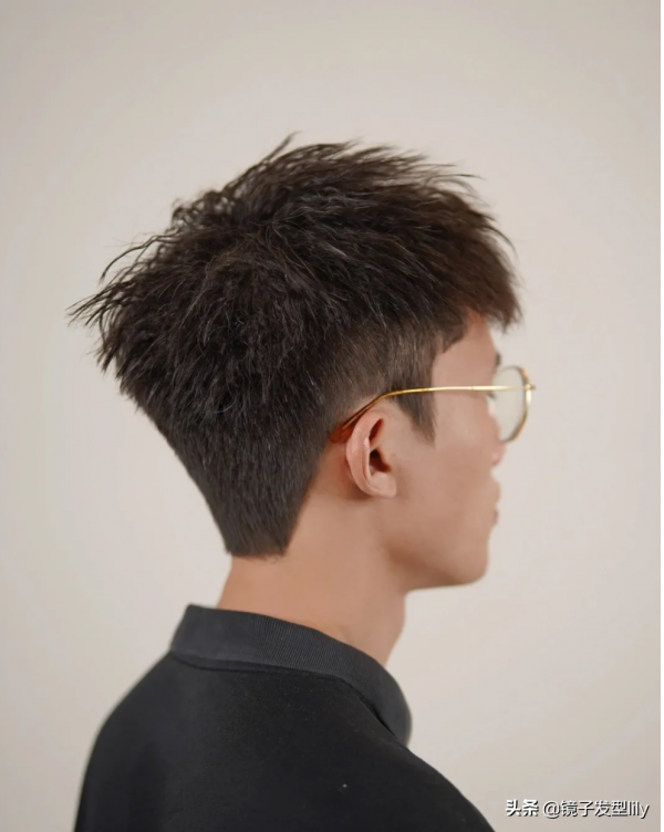 2022男發流行趨勢預測，兩側鏟短和燙染是主流，16款髮型為你演繹