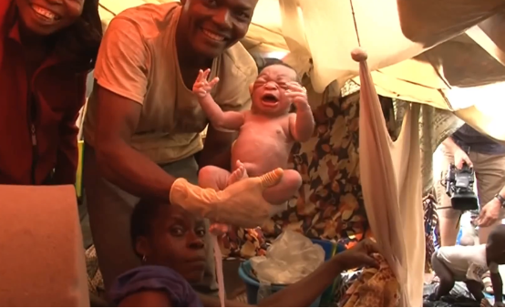 非洲玩命貨船,在剛果河上載2000人,隨時都要翻船 非洲玩命貨船,在剛果河上載2000人,隨時都要翻船