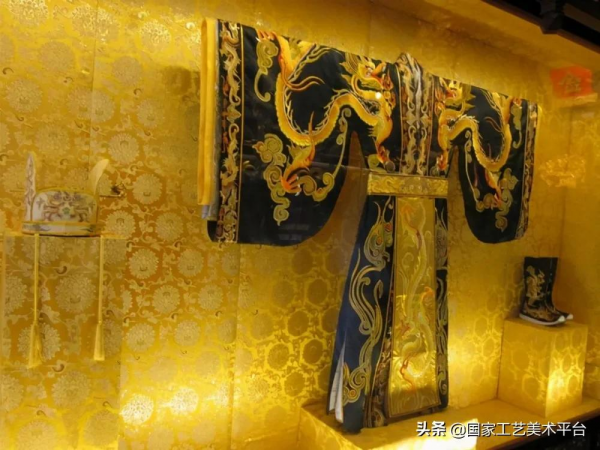 吊打西方的某V某香！工序複雜、材料珍貴，古代的龍袍才是頂級奢侈品！