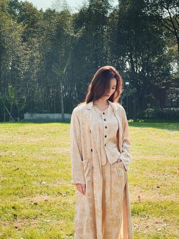 劉詩詩春意草地花絮曝光 著米黃色套裝搭配長卷發溫柔優雅 劉詩詩春意草地花絮曝光 著米黃色套裝搭配長卷發溫柔優雅