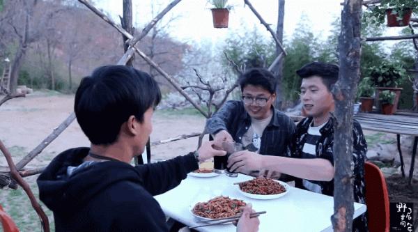 三個90後畢業不工作,跑到深山花八百塊租下荒宅,引400w人圍觀 三個90後畢業不工作,跑到深山花八百塊租下荒宅,引400w人圍觀