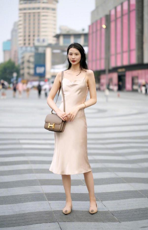 穿緊身裙就是不一樣！女人30歲了卻顯得氣質優雅，時尚得讓人羨慕