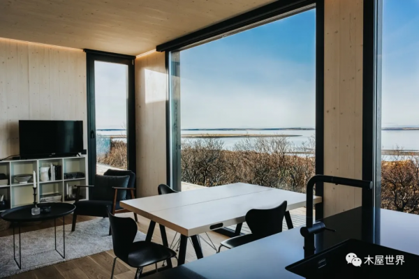 古老火山下的海邊，一夜之間建好的現代度假木屋