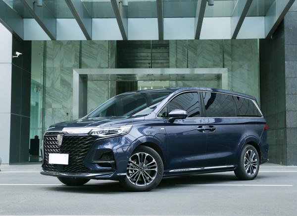 車內自帶冰箱+茶具，20萬出頭，比GL8還智慧，帶你看榮威IMAX8