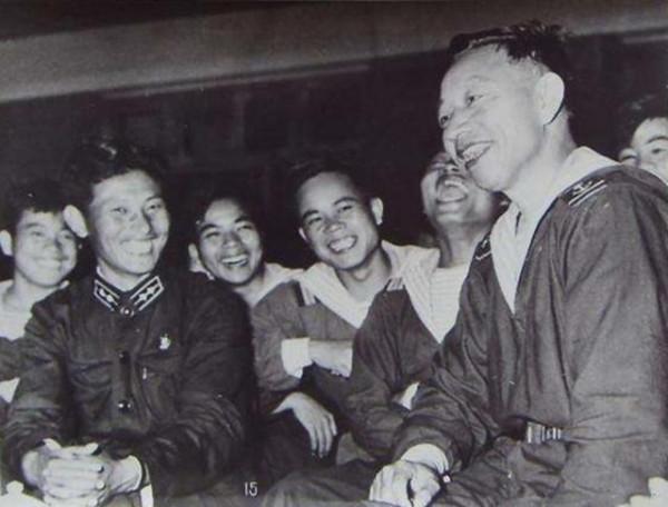 開國中將方正平建國後回鄉探親，弟弟拿出兩塊銀元，將軍失聲痛哭