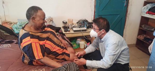 兩位耄耋老人臥病難忍，援贊醫療隊聞訊出診