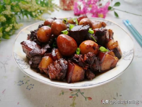 一塊五花肉加點鵪鶉蛋,燉一燉太香啦,濃香軟爛入味,真解饞 一塊五花肉加點鵪鶉蛋,燉一燉太香啦,濃香軟爛入味,真解饞