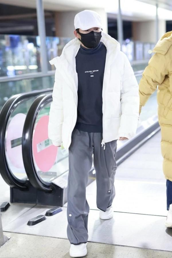 王寶強亮相機場變潮男，用羽絨服穿出高階感，這衣品越來越好了