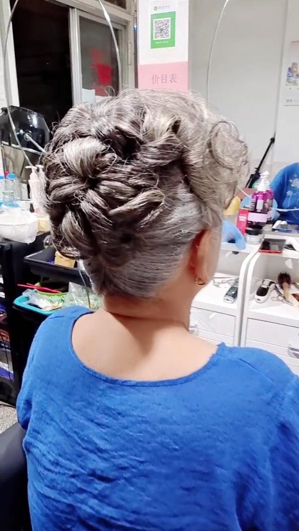 中老年女性燙了頭髮怎麼盤好看？六款實用的造型，精緻又顯年輕