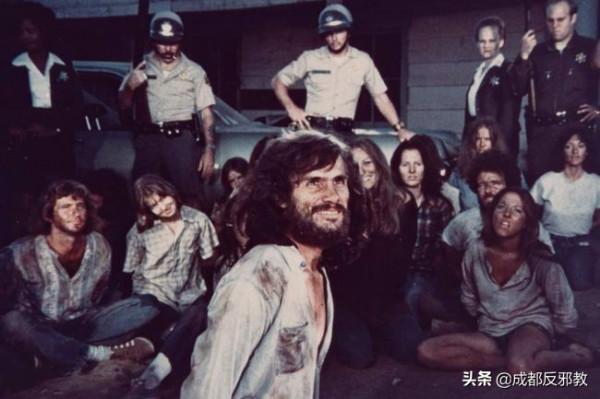 美國邪教頭目曼森,洗腦女教徒犯下滅門案,79歲還被26歲姑娘求婚 美國邪教頭目曼森,洗腦女教徒犯下滅門案,79歲還被26歲姑娘求婚