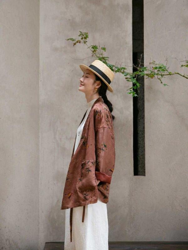 秋季，怎麼穿才高階優雅，用旗袍裙裝搭配復古外套，能提升氣質感