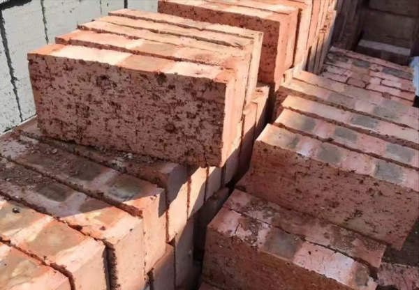 農村常用來蓋房的紅磚，發現被國家禁用？紅磚到底怎麼了？