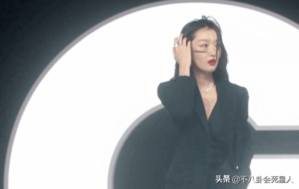 男明星走紅毯的出位表現：李現裹被子，鄧倫油膩，彭昱暢拉玩具車