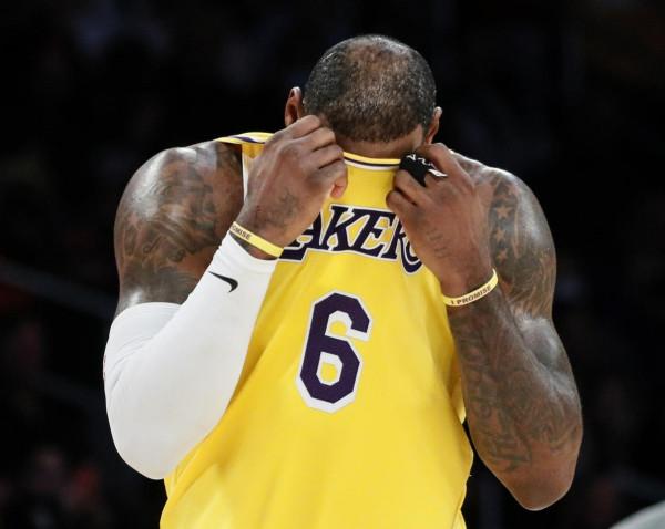 單賽季2500分400個籃板400次助攻有多難？歷史上僅5人，現役三人