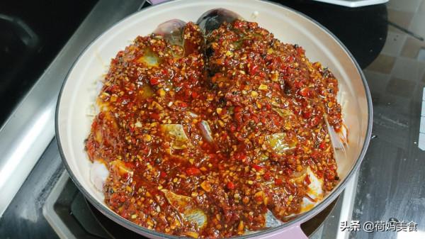 降溫了，在家秘製一鍋魚頭煲，鮮香入味又下飯，上桌夫妻倆搶著吃