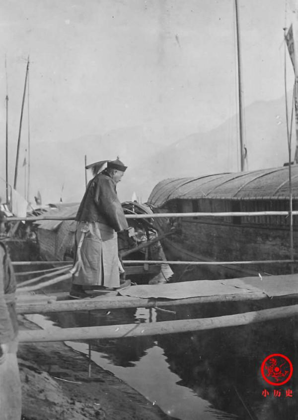 晚清老照片:地方官出差前呼後擁,圖8廚房做飯場景難得一見 晚清老照片:地方官出差前呼後擁,圖8廚房做飯場景難得一見