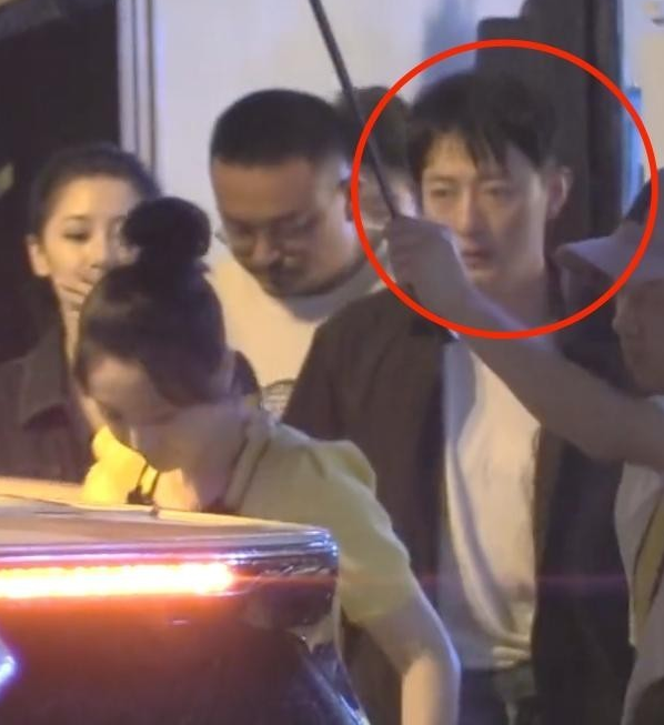 董璇帶著女兒滑雪！90後男友疑似同行，5歲小酒窩摔地上委屈落淚