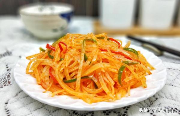 炒土豆絲，記住“兩個竅門”，炒好後又脆又香，教您正確做法