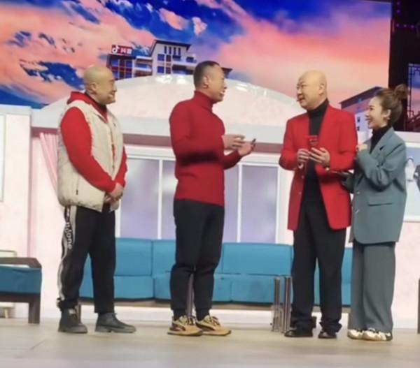 遼寧春晚彩排現場曝光 馮鞏人氣旺，網紅張同學搭檔郭冬臨演小品