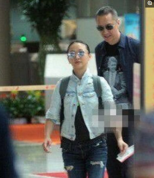 周迅現身機場，牛仔套裝帥氣亮相，網友：結了個婚身材慘不忍睹
