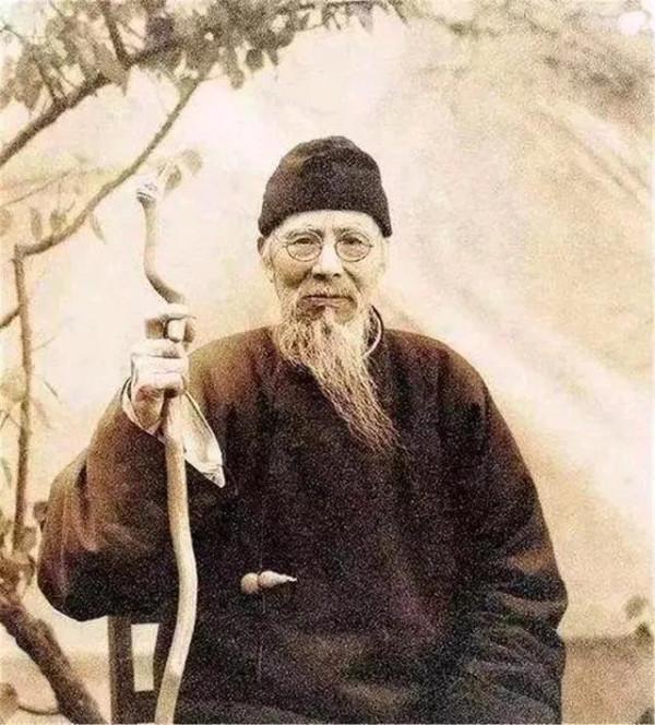 美女帶著齊白石的畫去鑑定，專家說假的，女子笑：齊白石是我爺爺