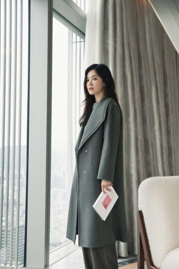 宋慧喬新劇造型真的太美了,優雅又時尚,很適合給40+女性參考 宋慧喬新劇造型真的太美了,優雅又時尚,很適合給40+女性參考