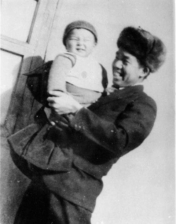 06年，朱旦華看著牆上的全家福，問毛遠新：這張照片你怎麼找到的